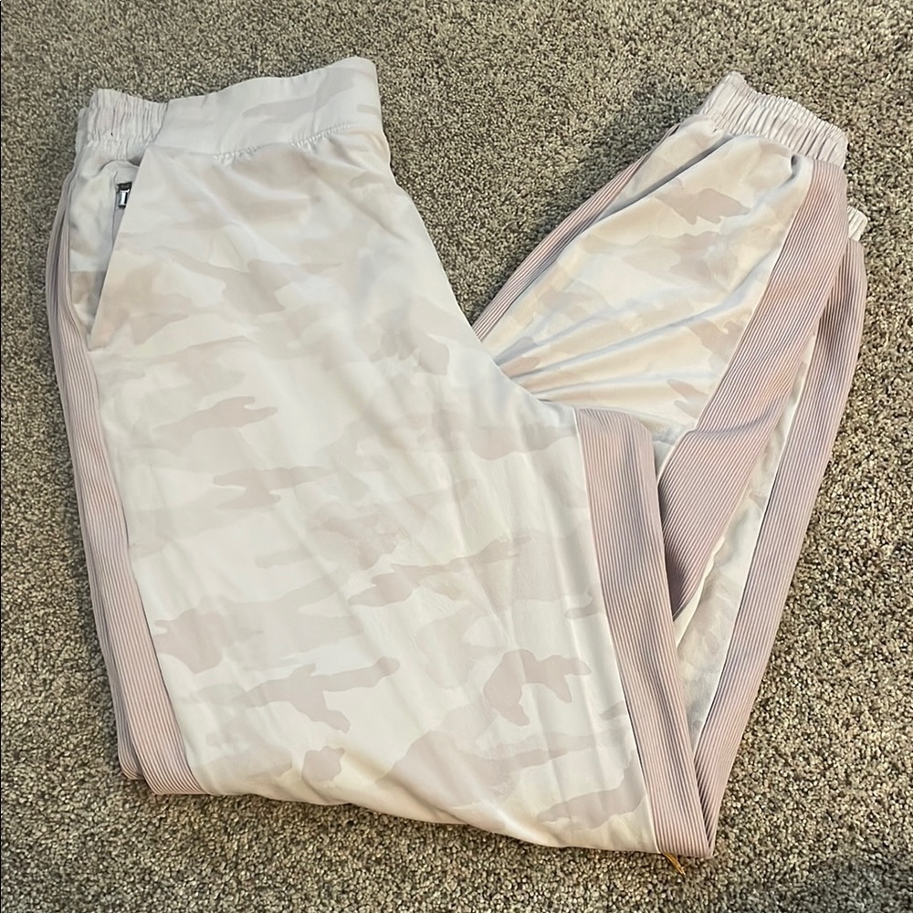 Athleta Brooklyn lavender camo joggers size 10